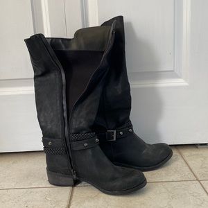 Black tall boot with little heel